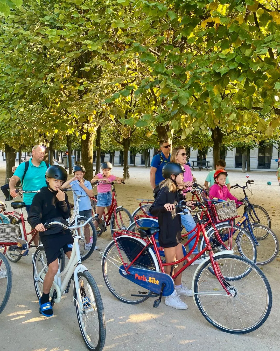 Kids Tour van Paris by Bike met kinderen op rode fietsen
