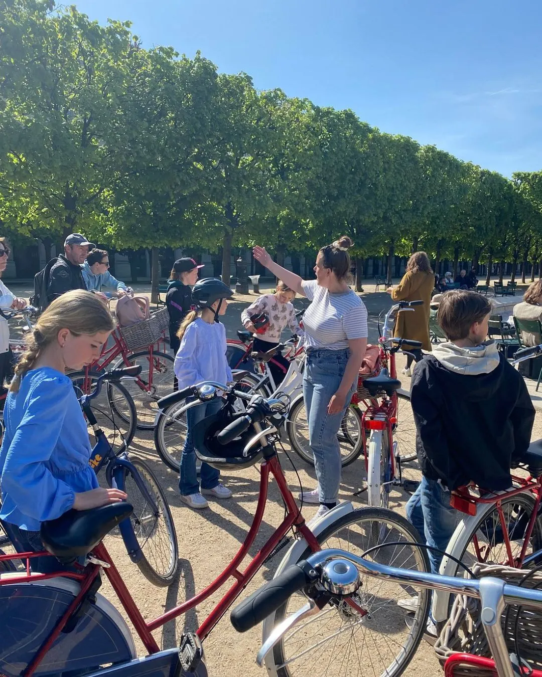 Fietstour van Paris by Bike bij het Palais Royal in de zomer