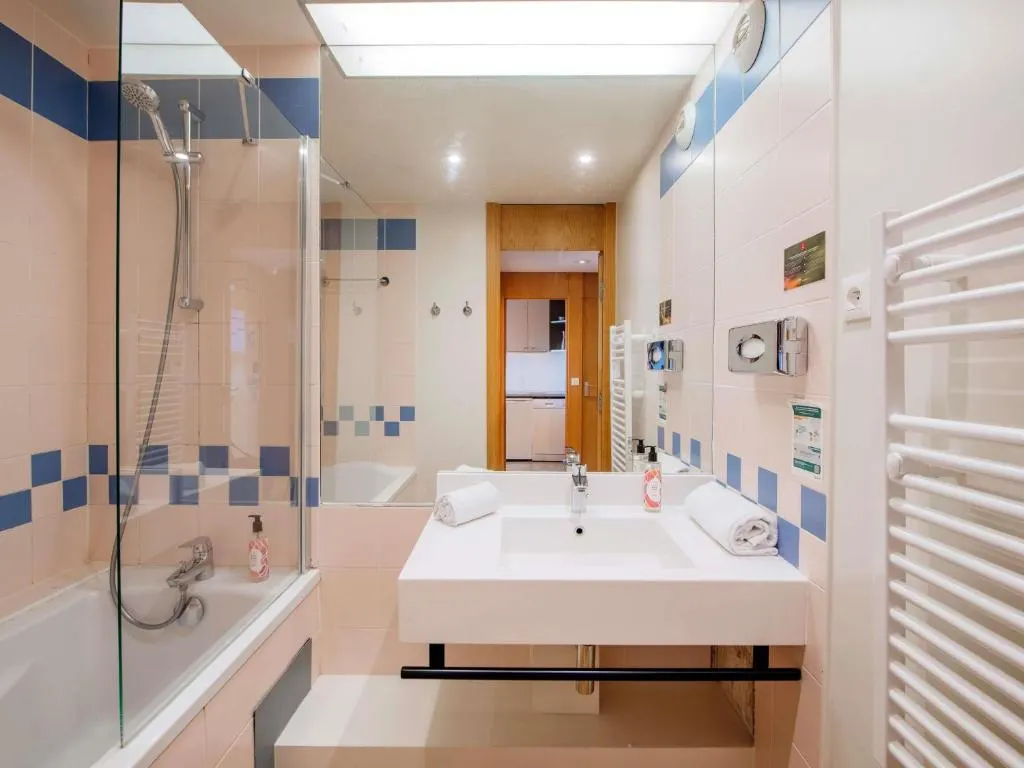 De badkamer van een accommodatie in Adagio Paris Tour Eiffel