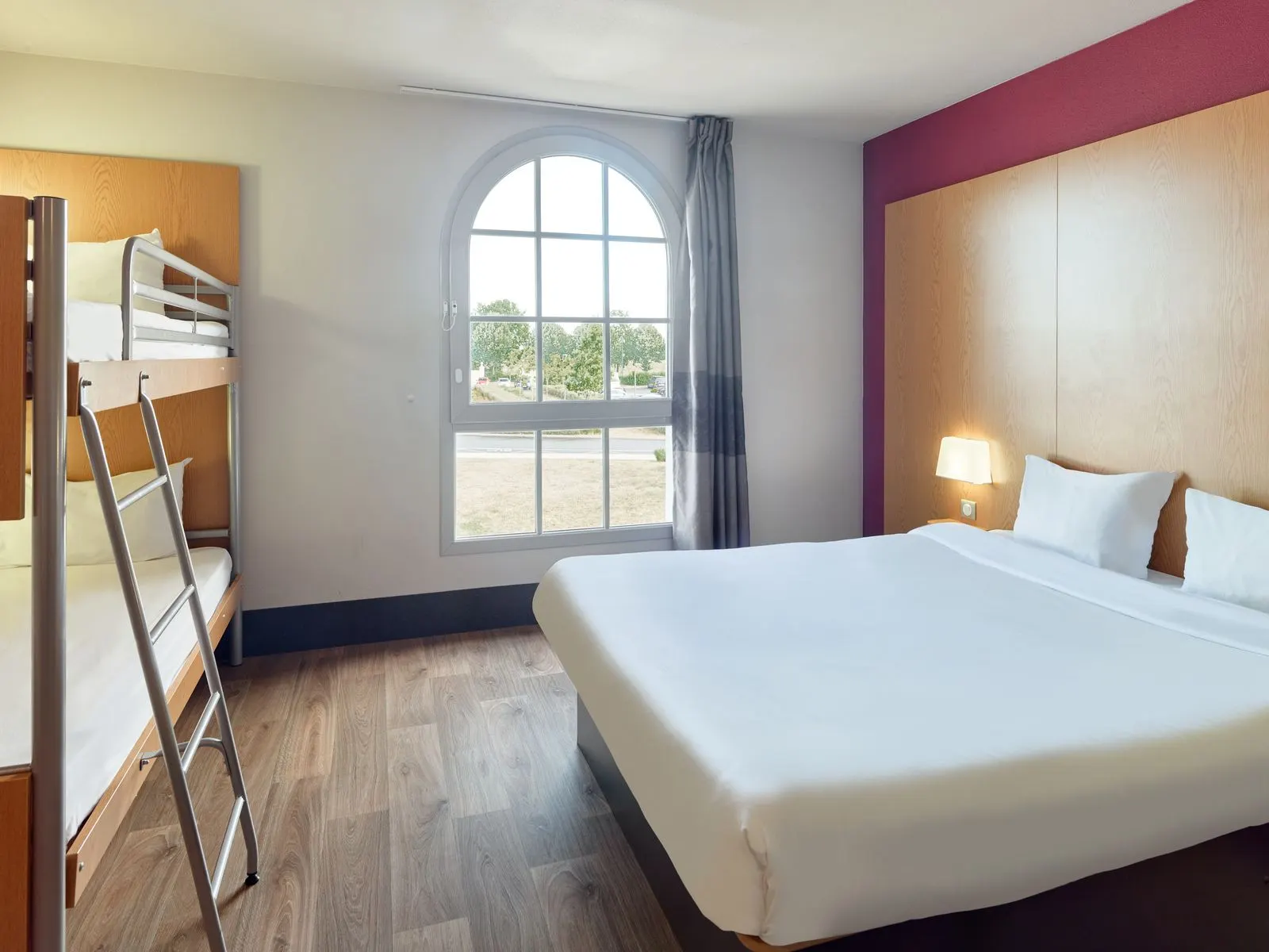Een vierpersoonskamer in B&B Hotel