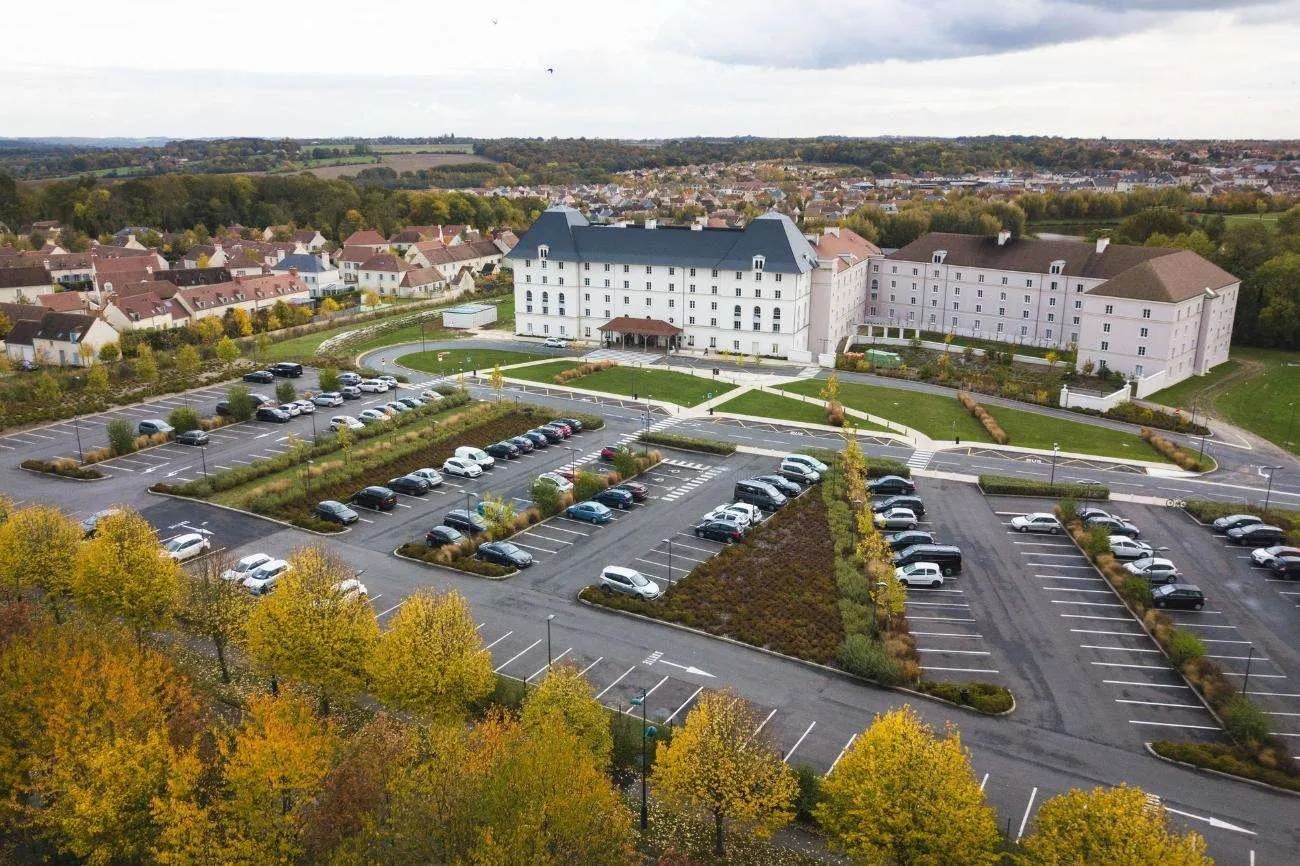 De parkeerplaats bij B&B Hotel