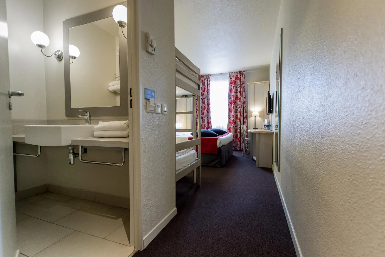 Familiekamer met extra bedden in Campanile Val de France