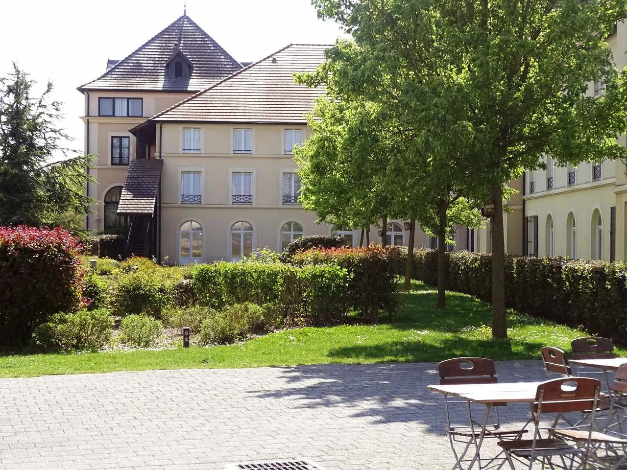 De tuin bij Campanile Val de France