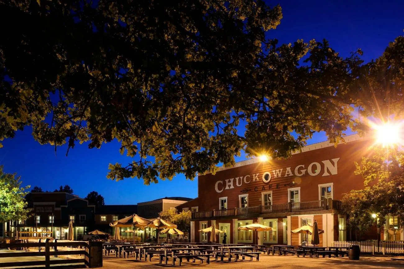 Het Chuck Wagon Cafe van buiten in het westernstadje van Hotel Cheyenne