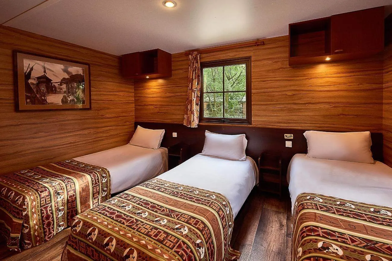 Blokhut met losse bedden voor kinderen op Davy Crockett Ranch