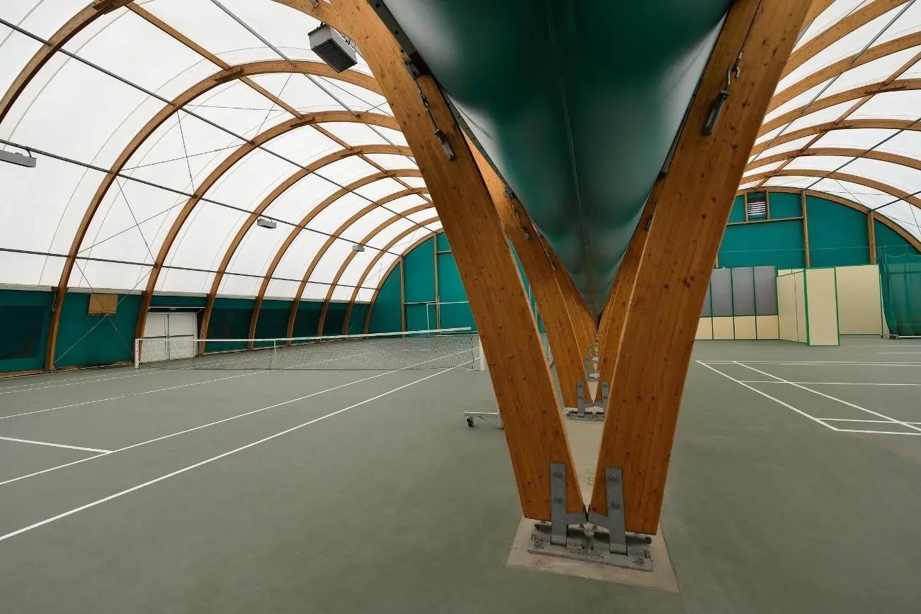 De tennisbaan op Davy Crockett Ranch
