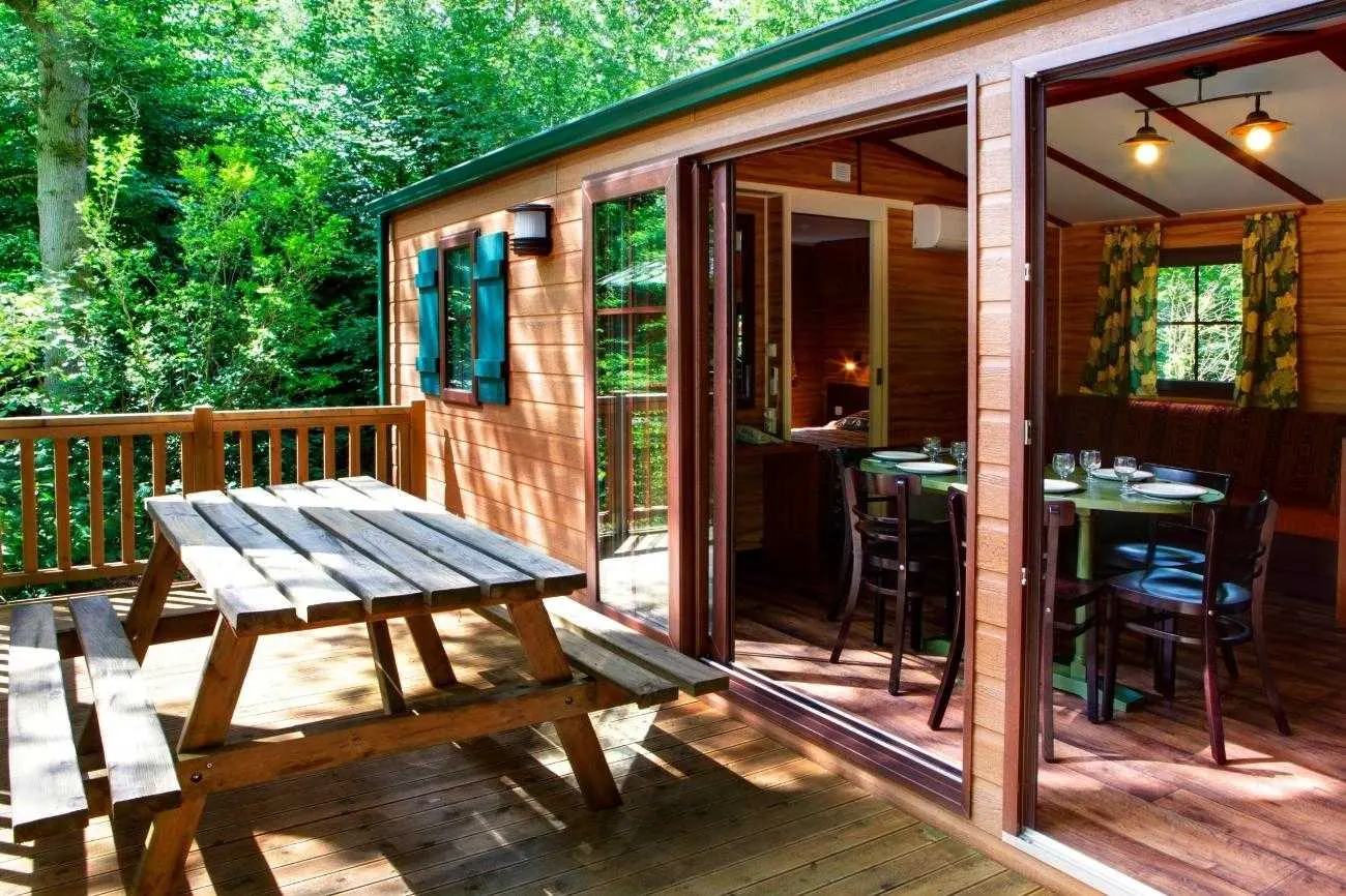 Het eigen terras bij een blokhut op Davy Crockett Ranch