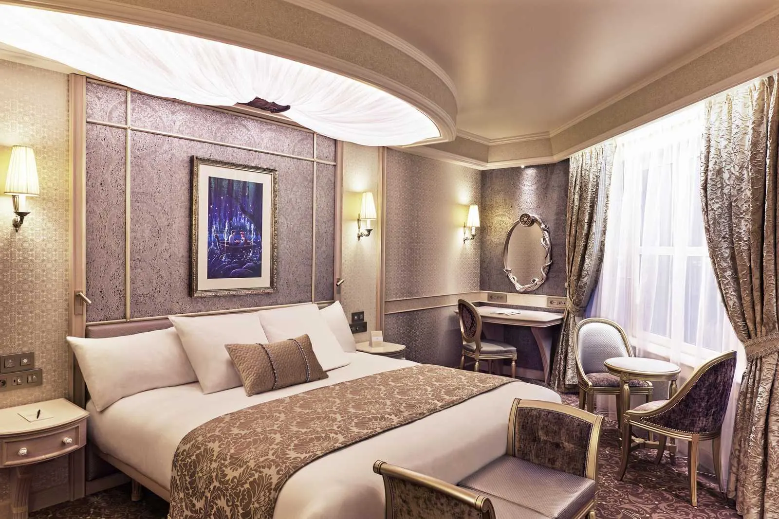 Superior Room, een koninklijk ingerichte tweepersoonskamer in het Disneyland Hotel