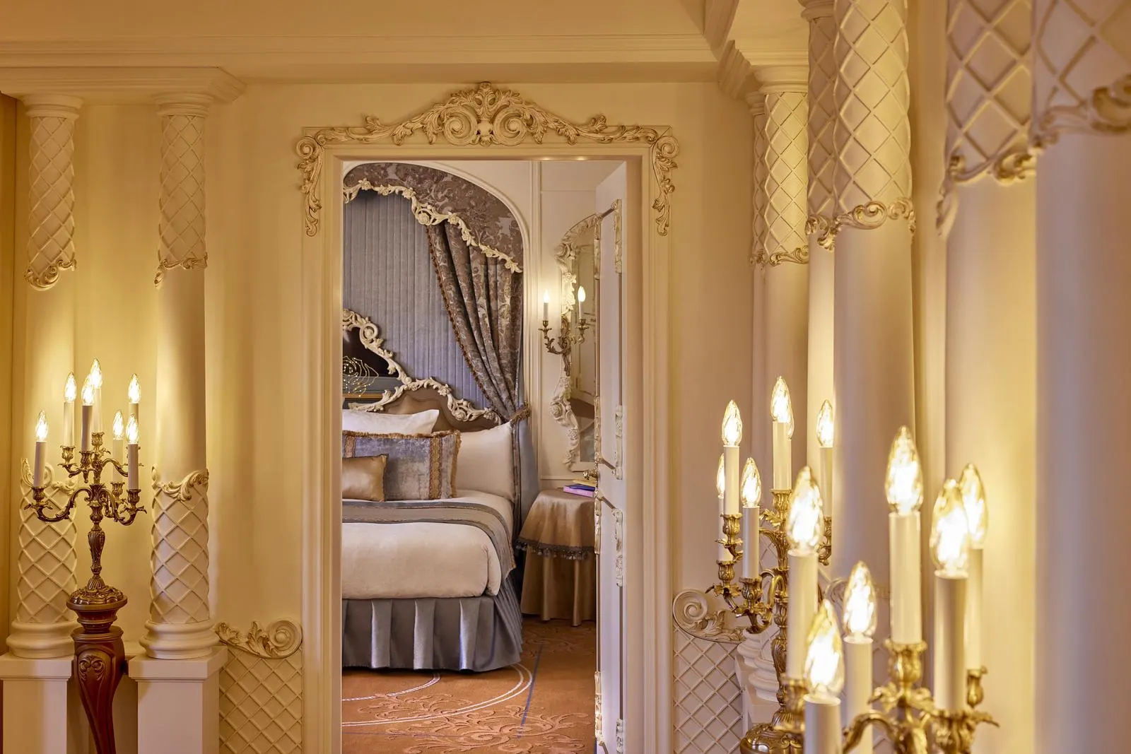 Castle Club kamer met koninklijke Royal details in het Disneyland Hotel