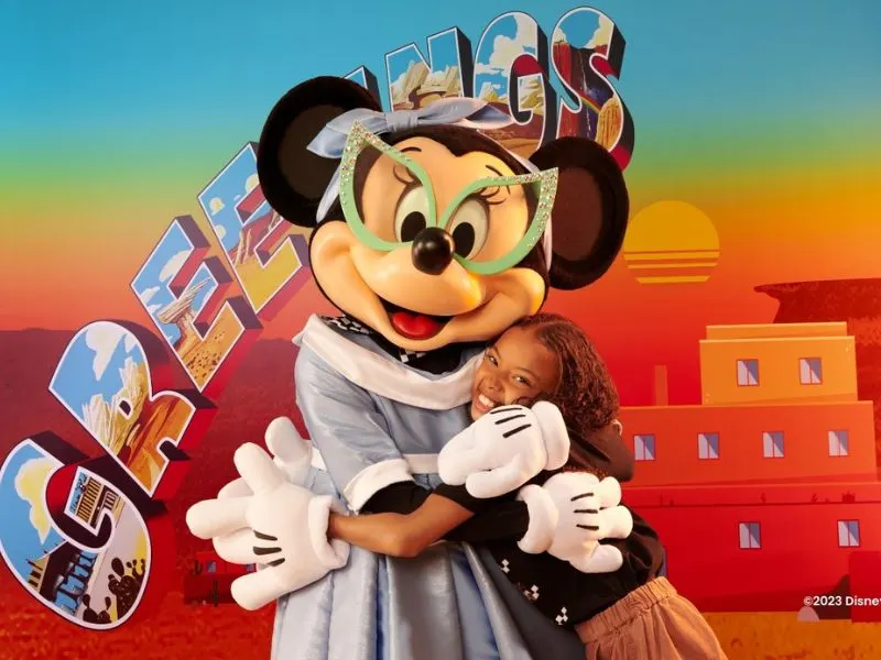 Mickey Mouse met een kind in Disneyland Parijs