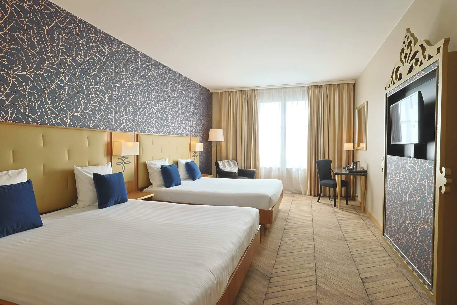 Ruimere familiekamer met queensize bedden in Dream Castle Hotel