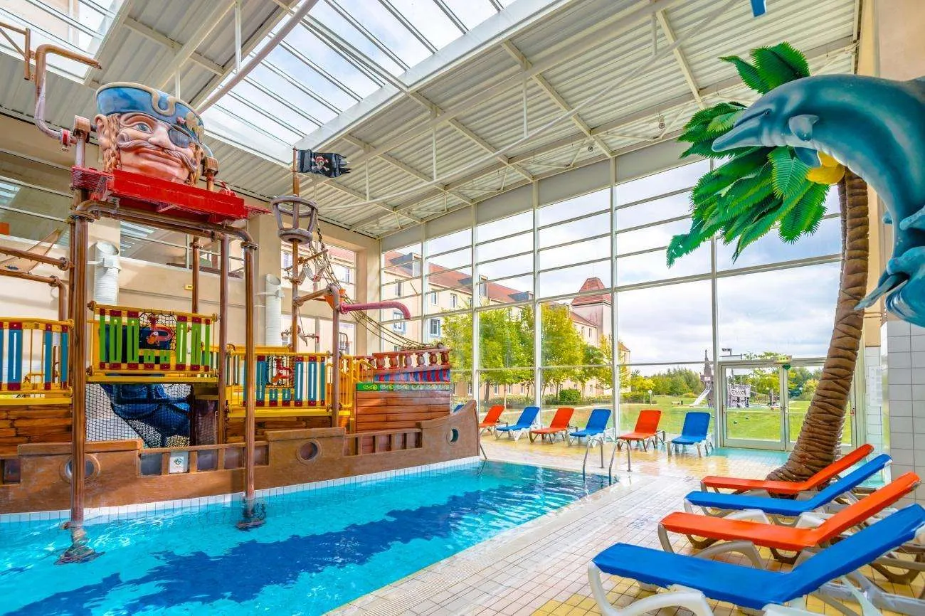 Glijbanen in het indoor aquapark van Explorers Hotel
