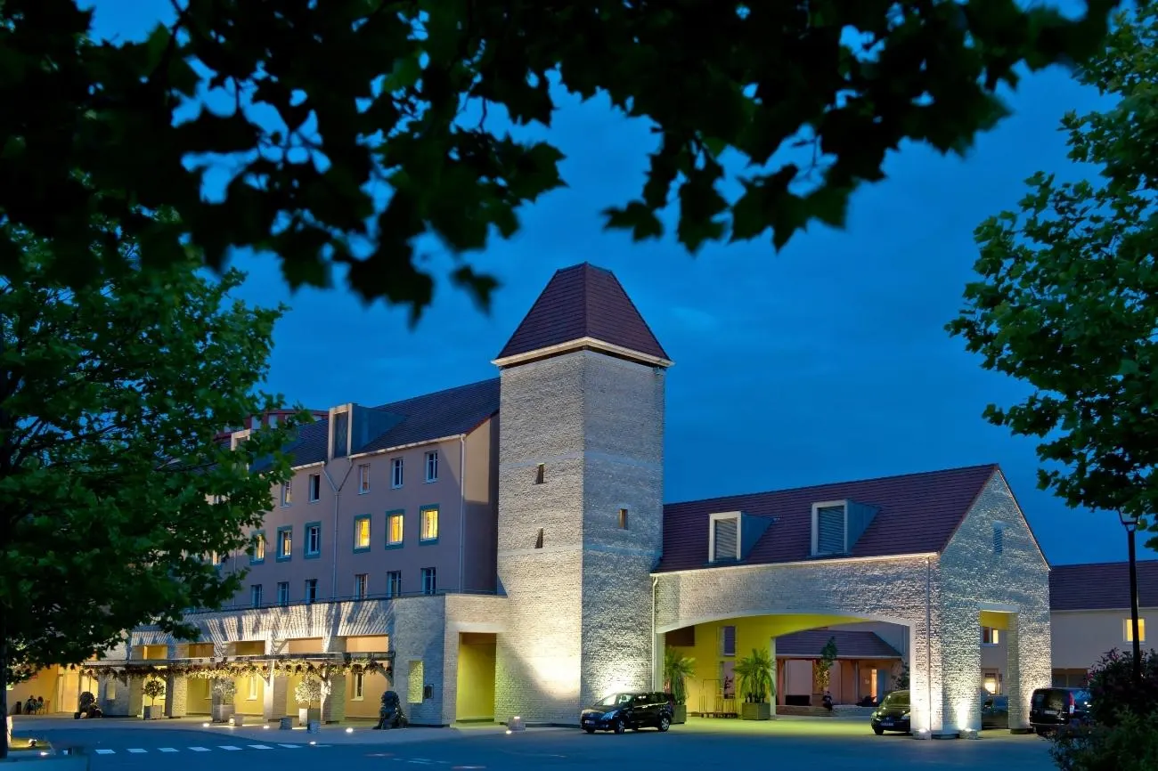 De ingang van Explorers Hotel