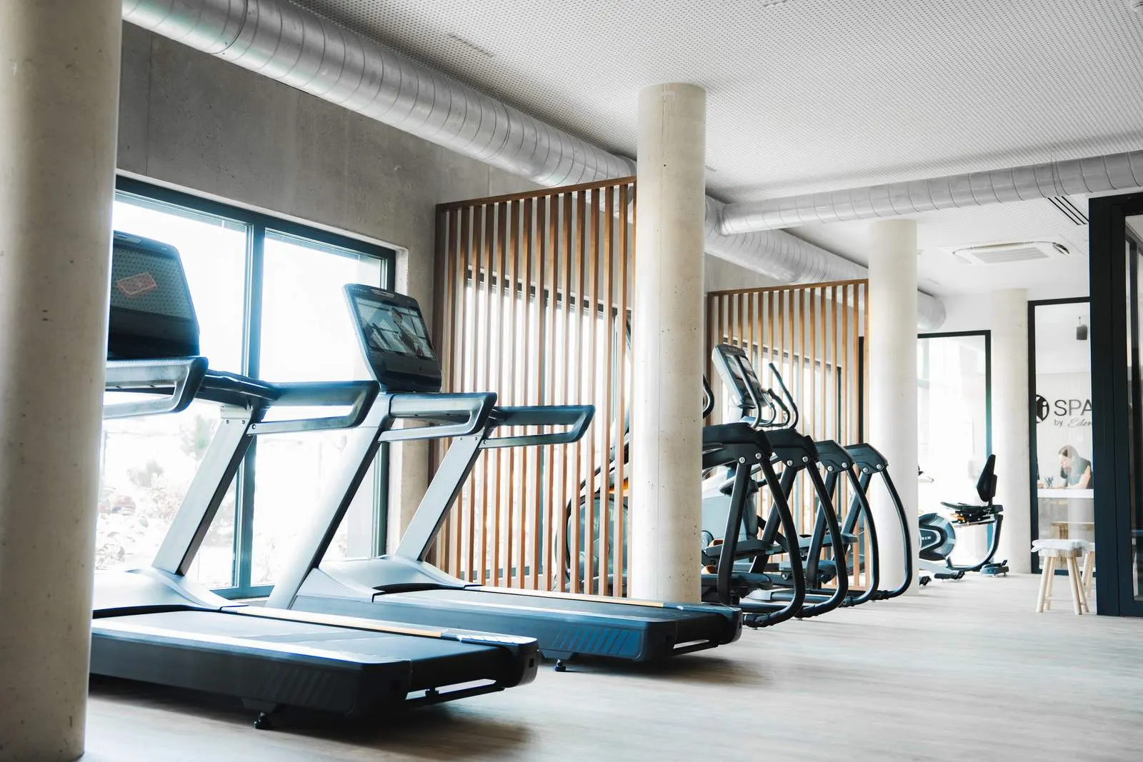 De moderne fitnessruimte van Ki Space Hotel