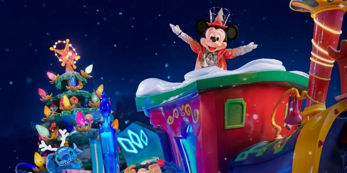 Mickey Mouse op een praalwagen tijdens de parade in Disneyland Park
