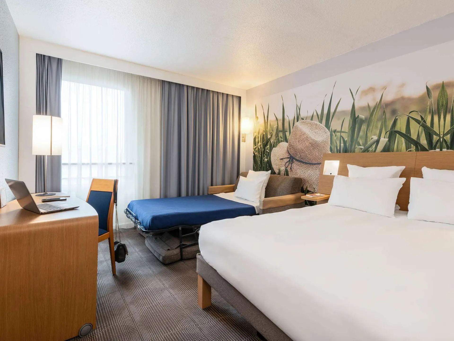 Kamer met slaapsofa in Novotel Paris Est