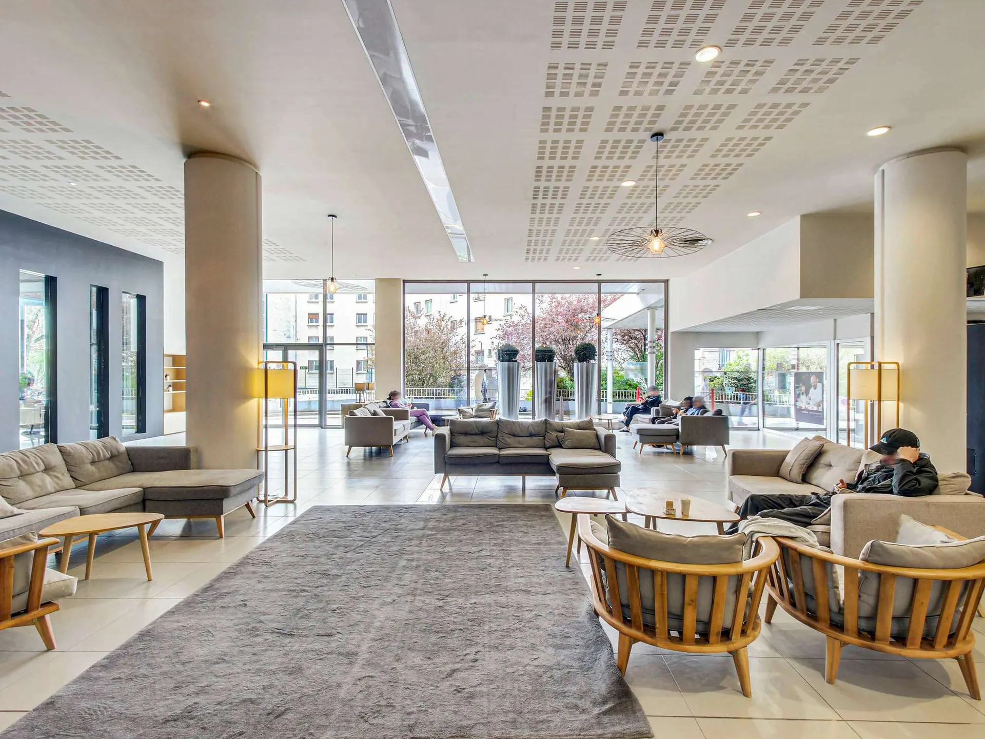 De ruime lobby van Novotel Paris Est