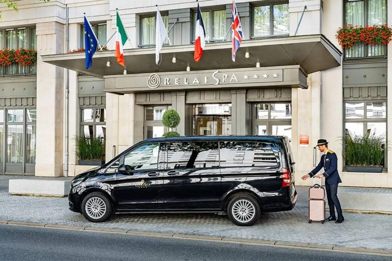 Shuttlebusje staat klaar voor de ingang van een hotel bij Disneyland Paris