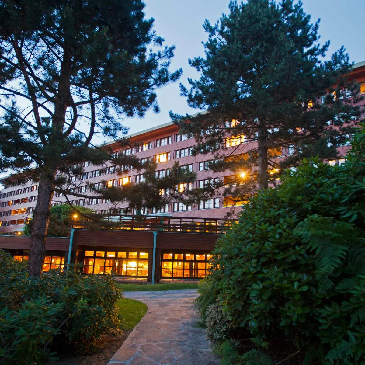 Uitzicht op Sequoia Lodge aan het meer