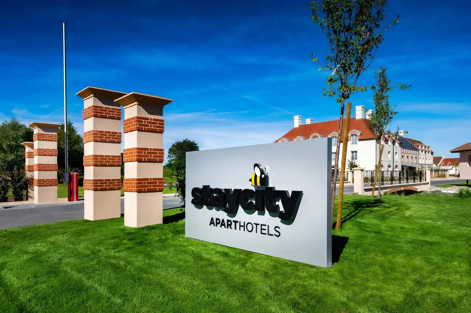 Voorkant van Staycity Aparthotel bij Disneyland Parijs