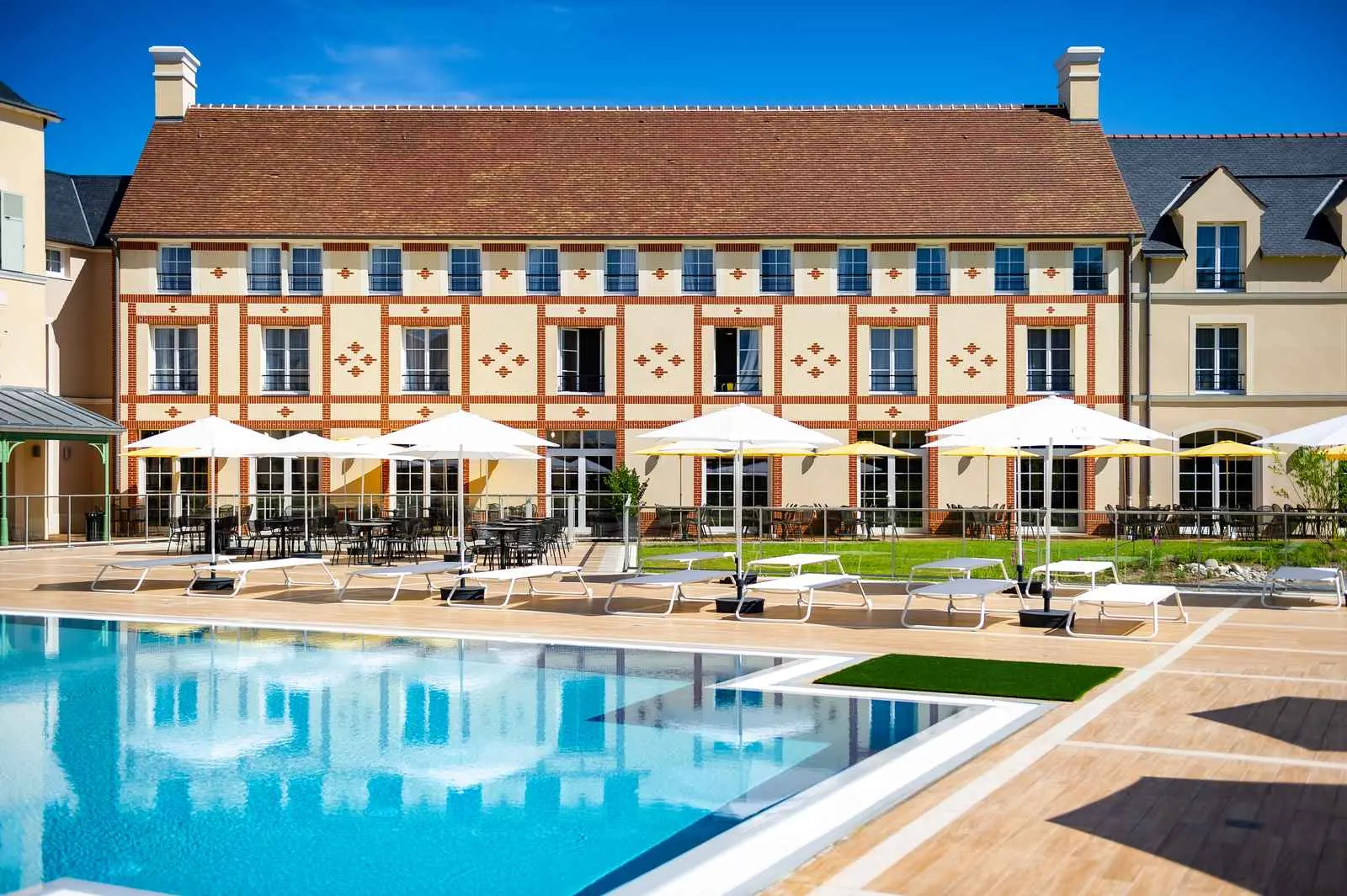 Zwembad met terras bij een Disneyland Parijs partner hotel