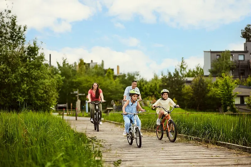 Gezin fietst door het park