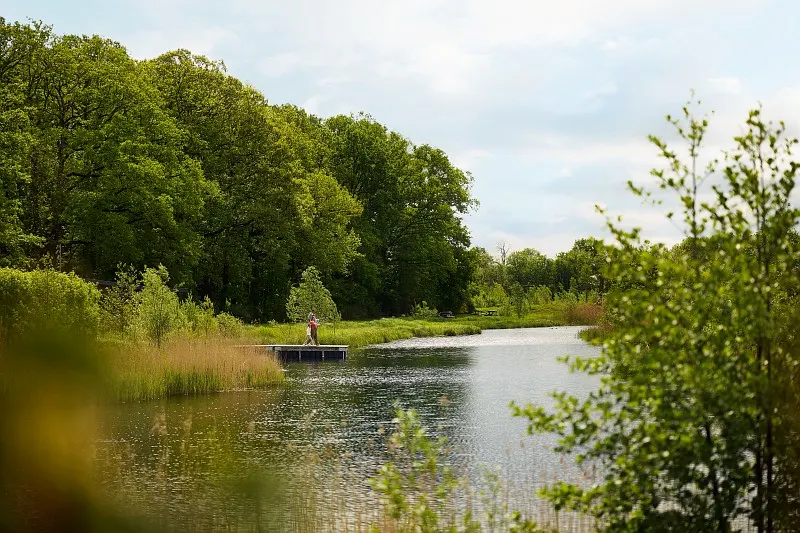 Groene tuinen en water op Villages Nature