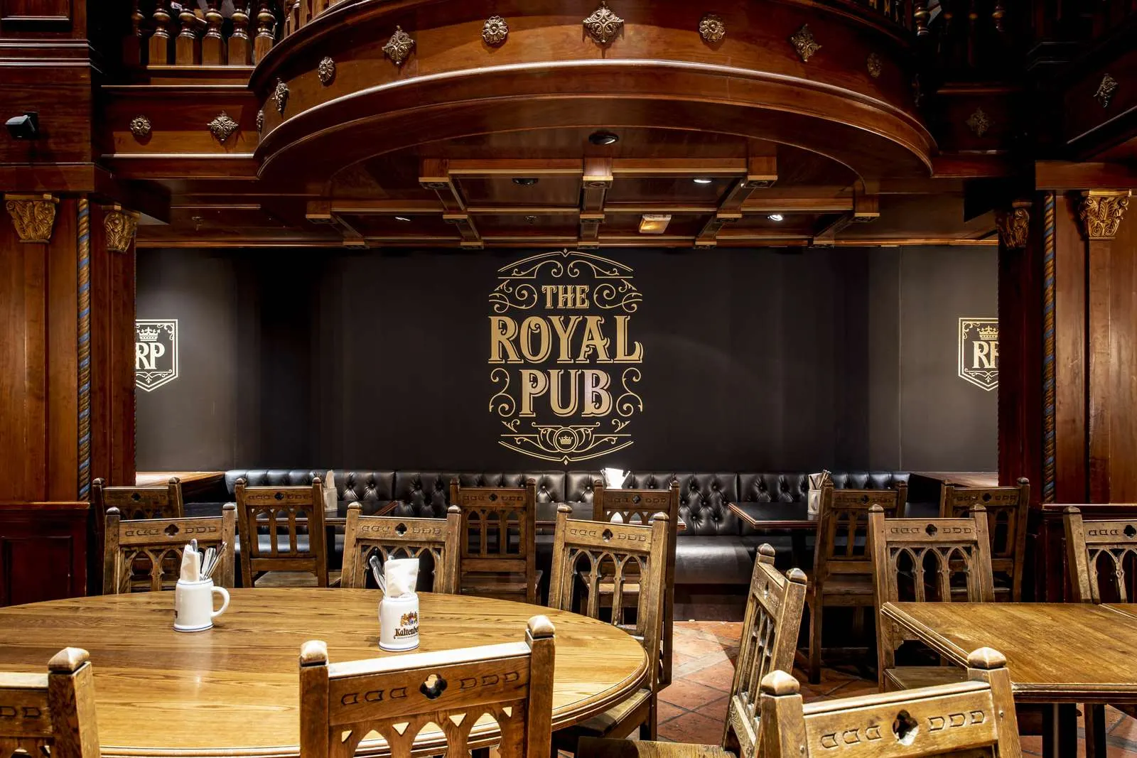 Royal Pub in Disney Village