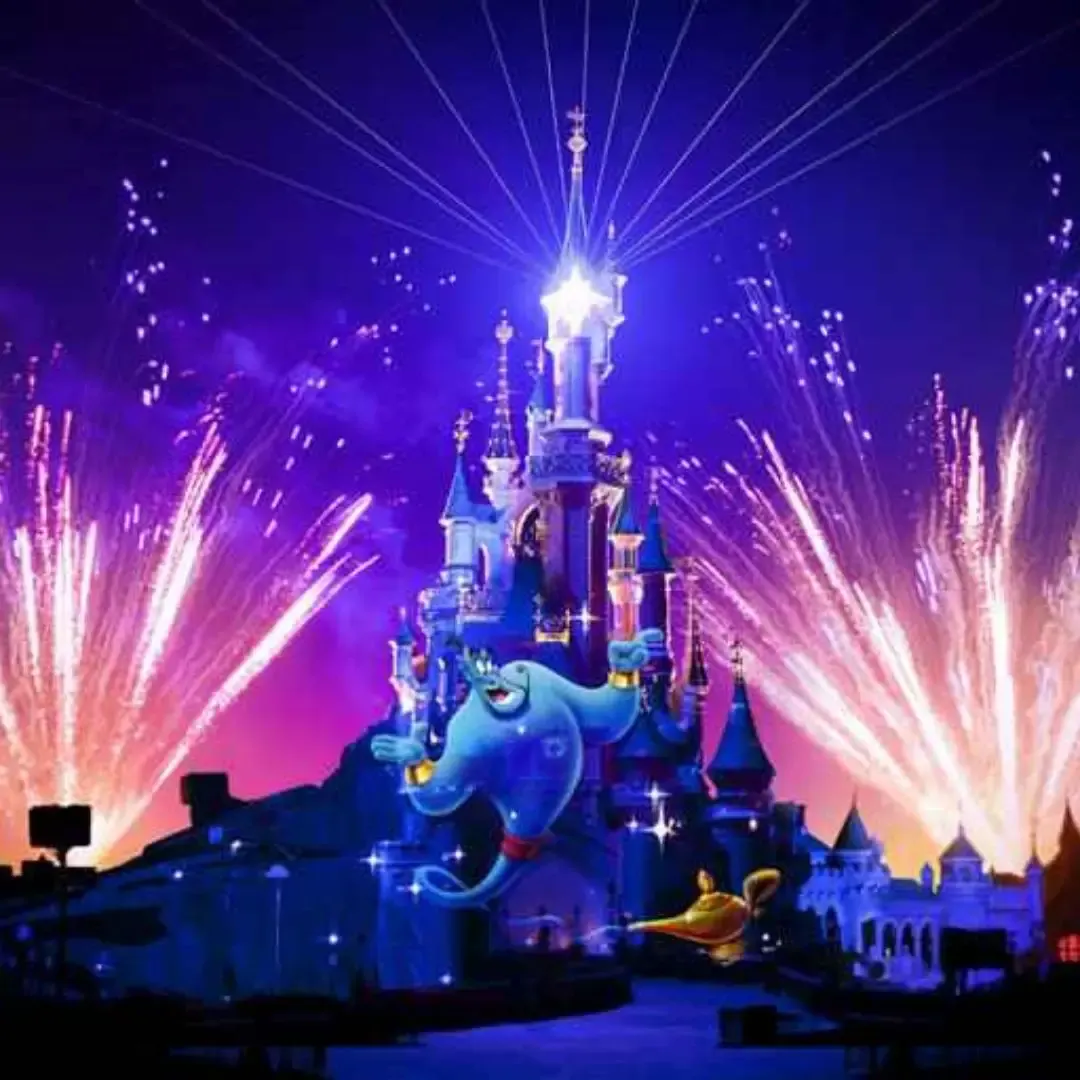 Disneyland Parijs in de avond met verlicht kasteel
