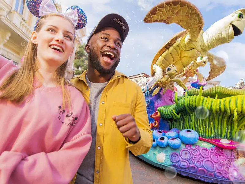 A Million Splashes of Colour parade in Disneyland Park