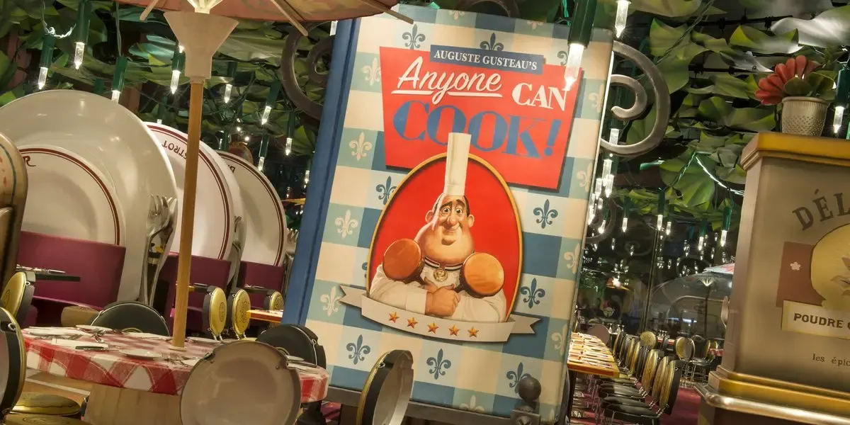 The Regal View Restaurant and Lounge met uitzicht over Adventure Bay in Disney Adventure World