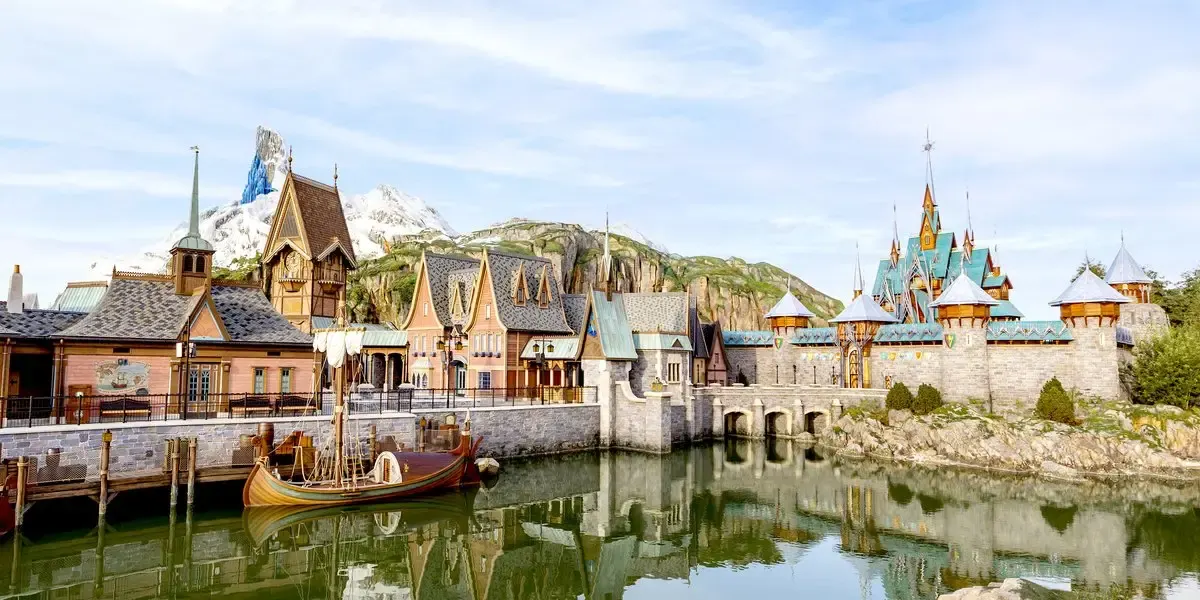 World of Frozen in Disney Adventure World met de Noordberg en het ijspaleis van Elsa