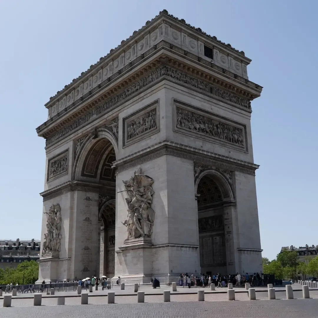 De Arc de Triomphe van dichtbij gezien vanaf de Place Charles de Gaulle