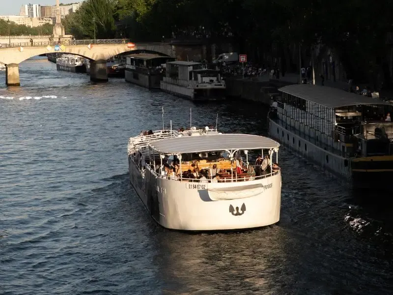 Rondvaartboot op de Seine in Parijs