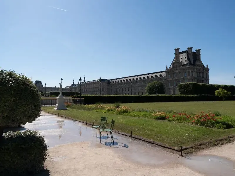 Het Jardin des Tuileries tussen het Louvre en de Place de la Concorde