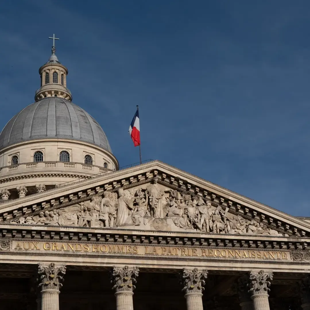 De zuilen en de koepel van het Pantheon in Parijs met de Franse vlag