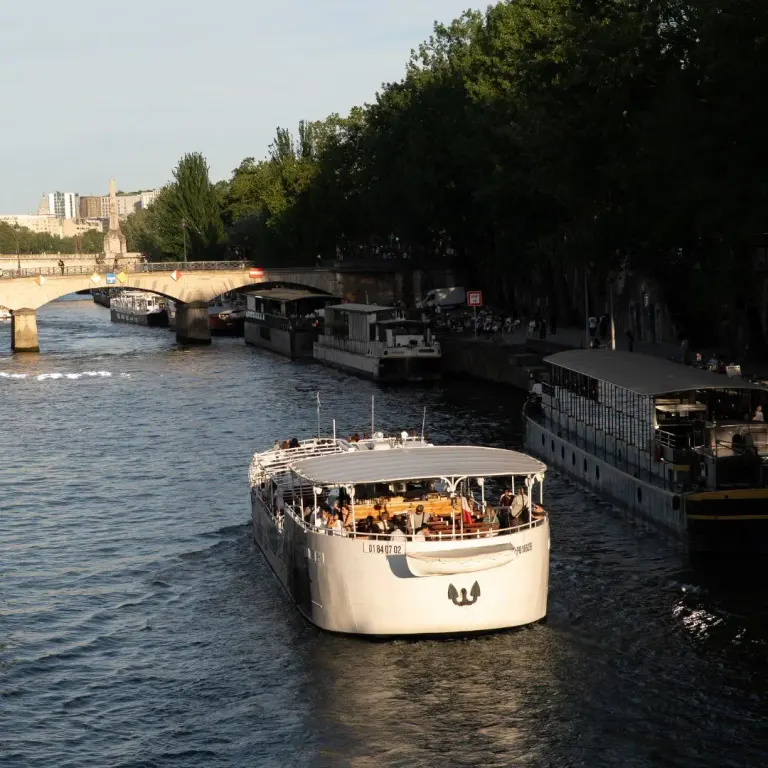 Rondvaartboot op de Seine op een zonnige dag