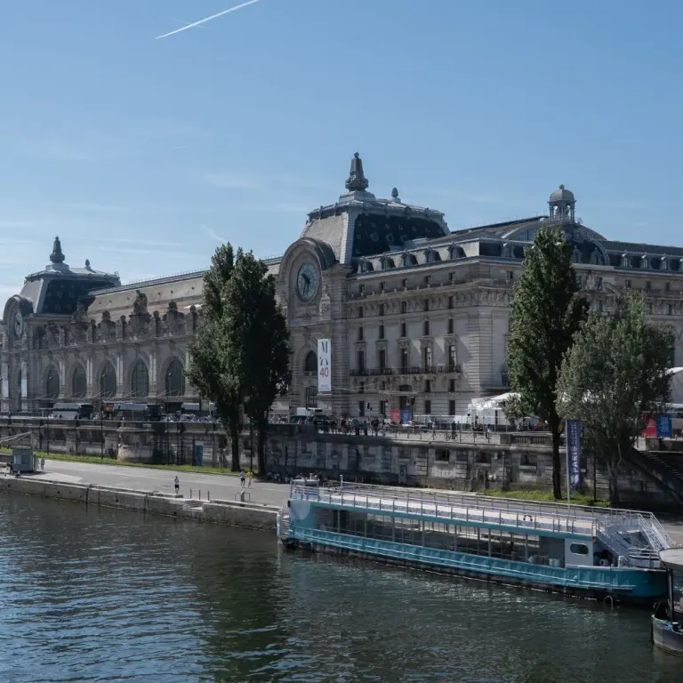 De grote klok en lichtstraat in het Musee d'Orsay