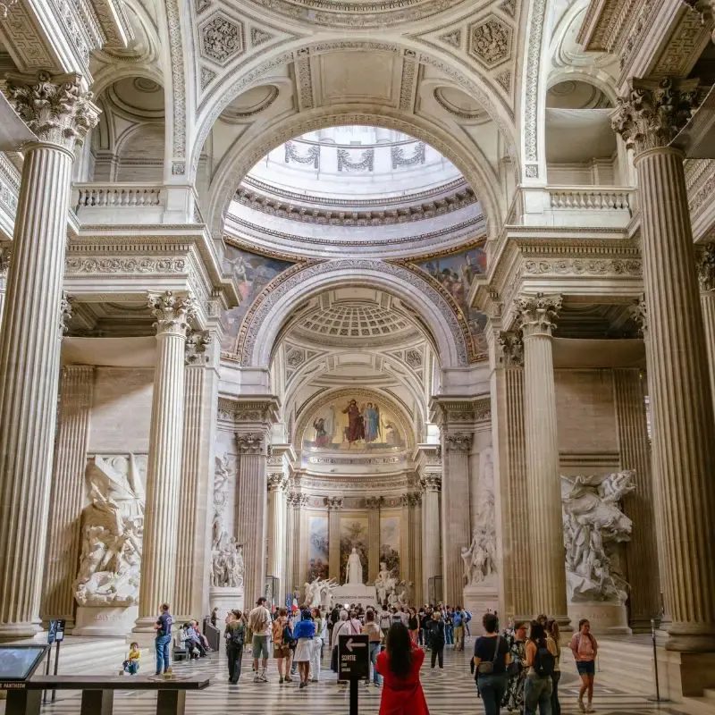 De binnenkant van de koepel van het Pantheon in Parijs