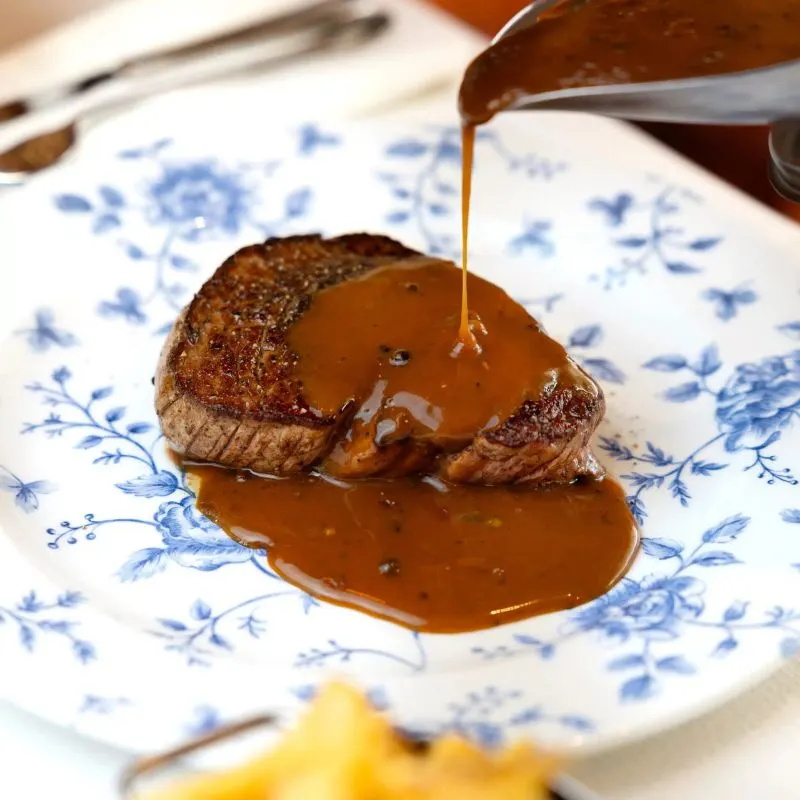 Biefstuk van de grill bij restaurant Biche in Parijs