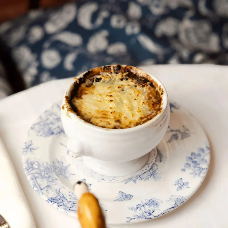 Klassieke Franse uiensoep bij restaurant Biche in Parijs