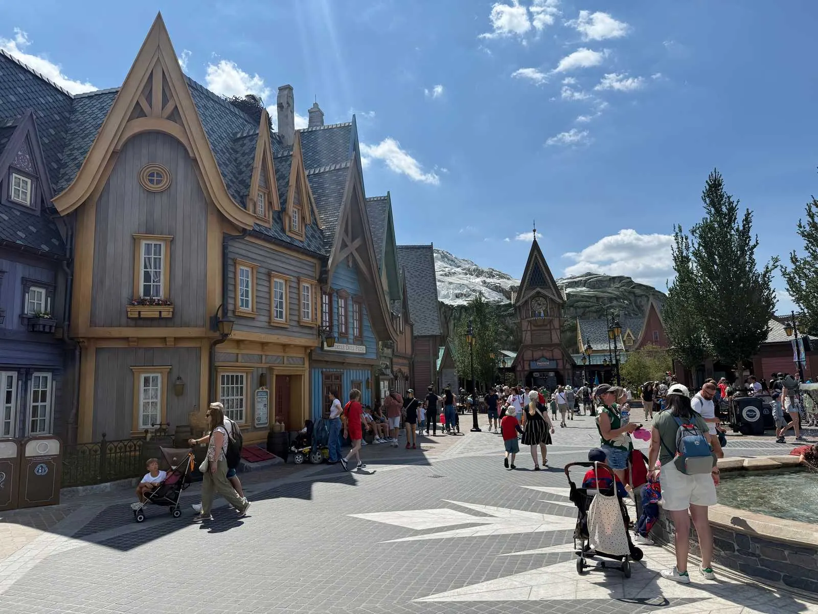 Overzicht van het schilderachtige dorpsplein van Arendelle in World of Frozen