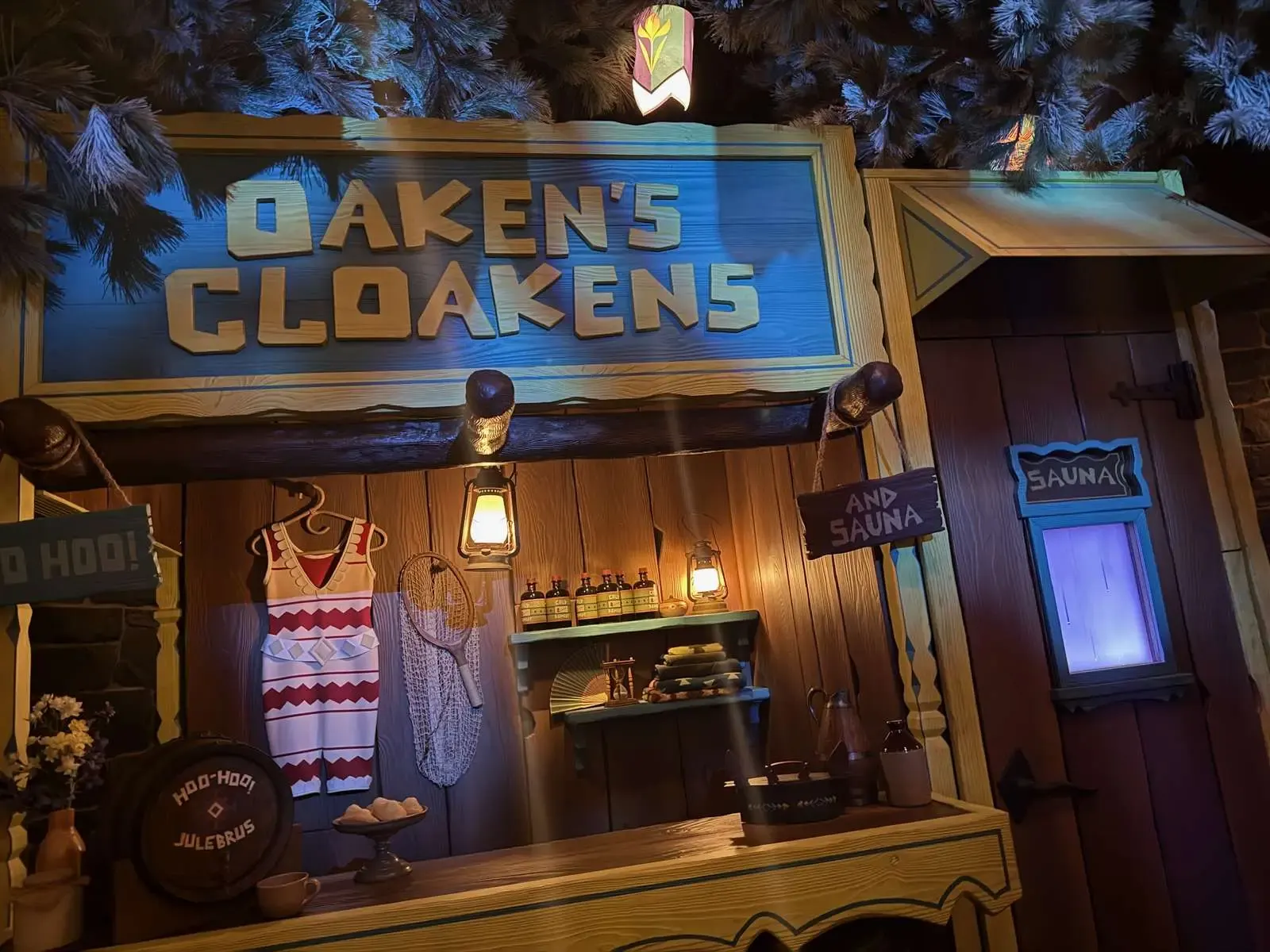 Sfeervolle Noordse decoratie in de wachtrij van World of Frozen, bij Oaken's Cloakens