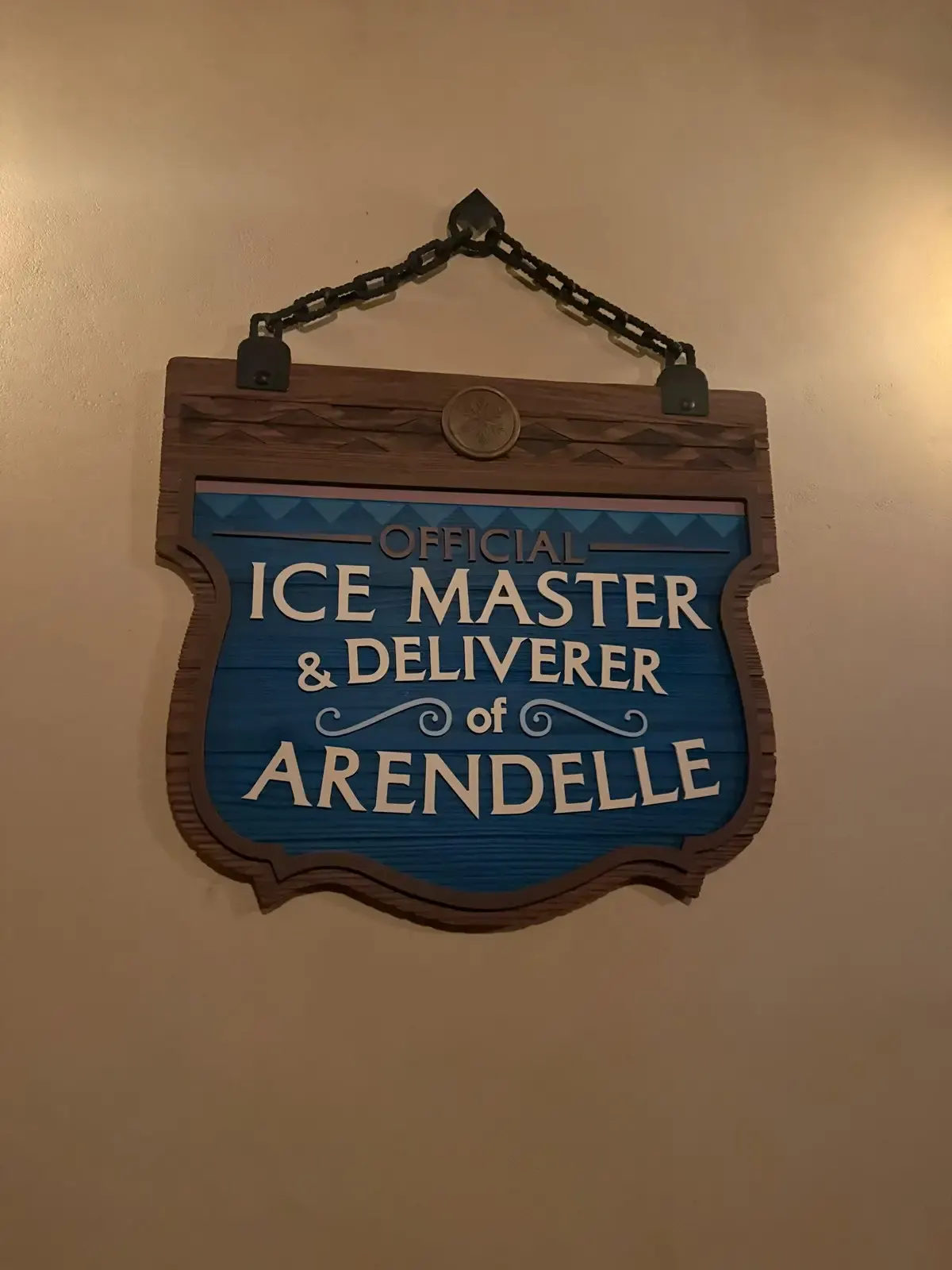 Houten bord met de tekst Official Ice Master and Deliverer of Arendelle in de wachtrij