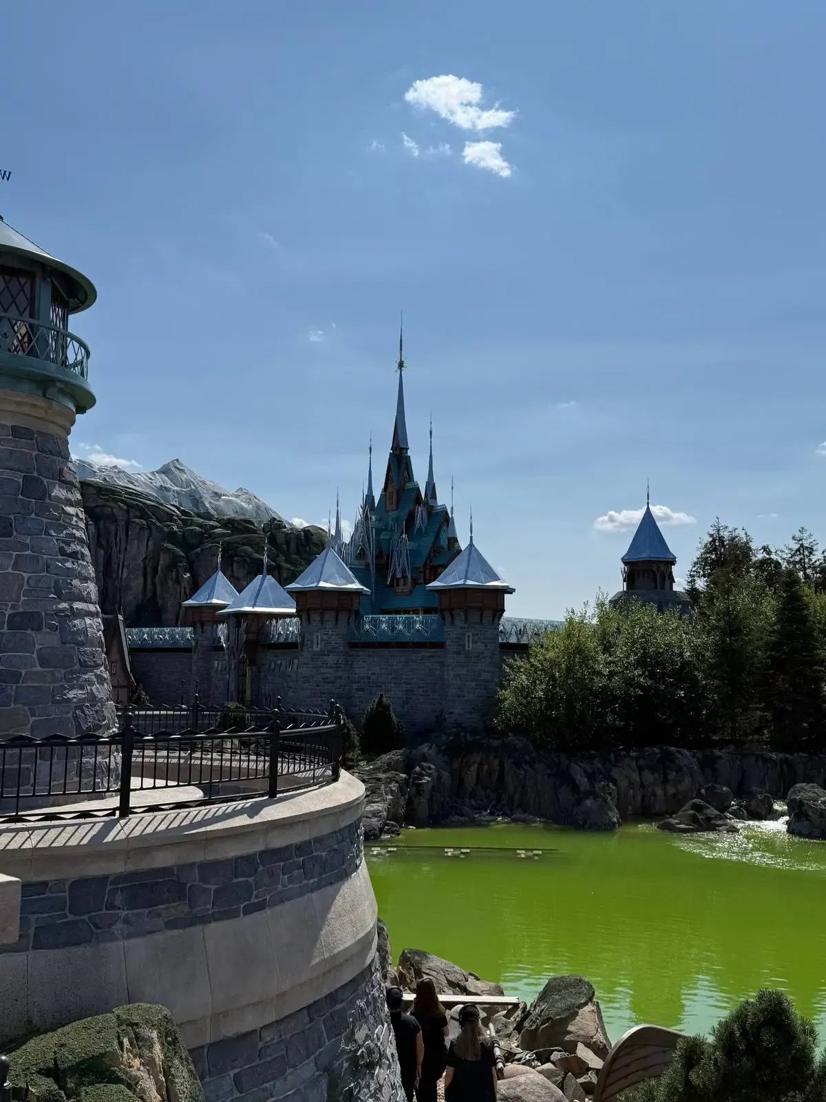 Het kasteel van Arendelle van dichtbij, weerspiegeld in het water van World of Frozen