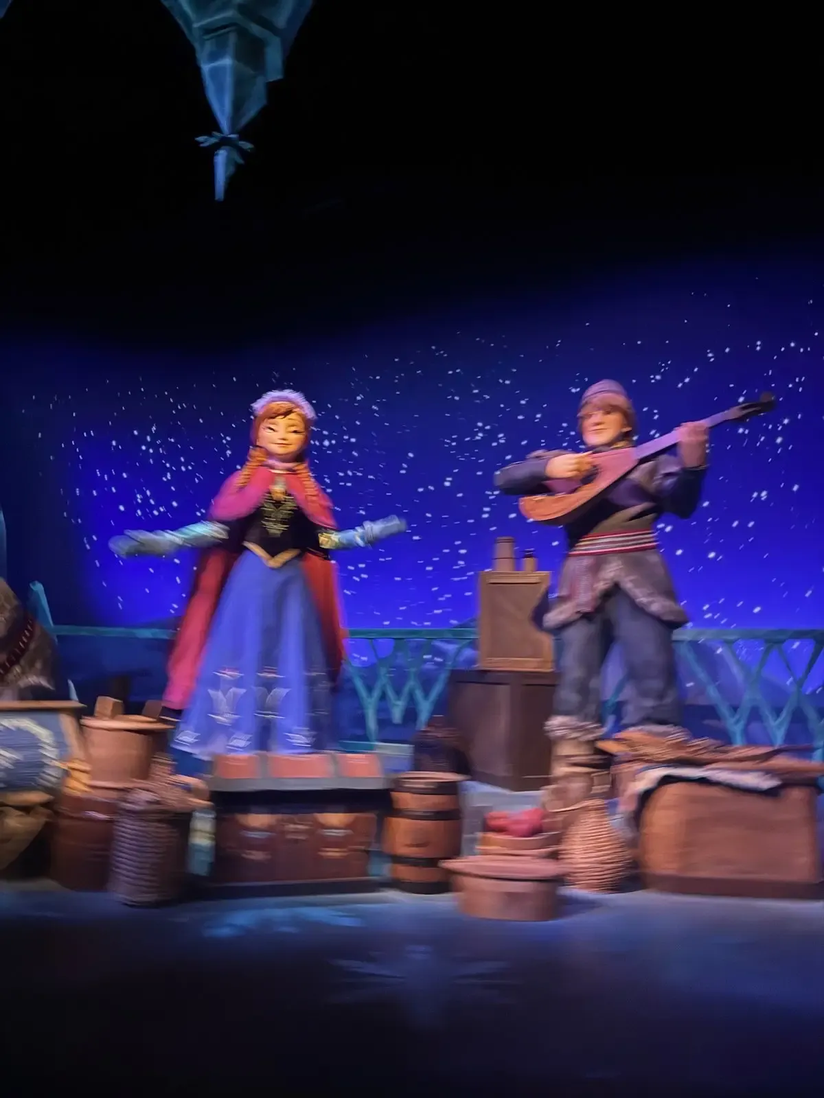Anna en Kristoff als Audio-Animatronics in een besneeuwde scene van Frozen Ever After
