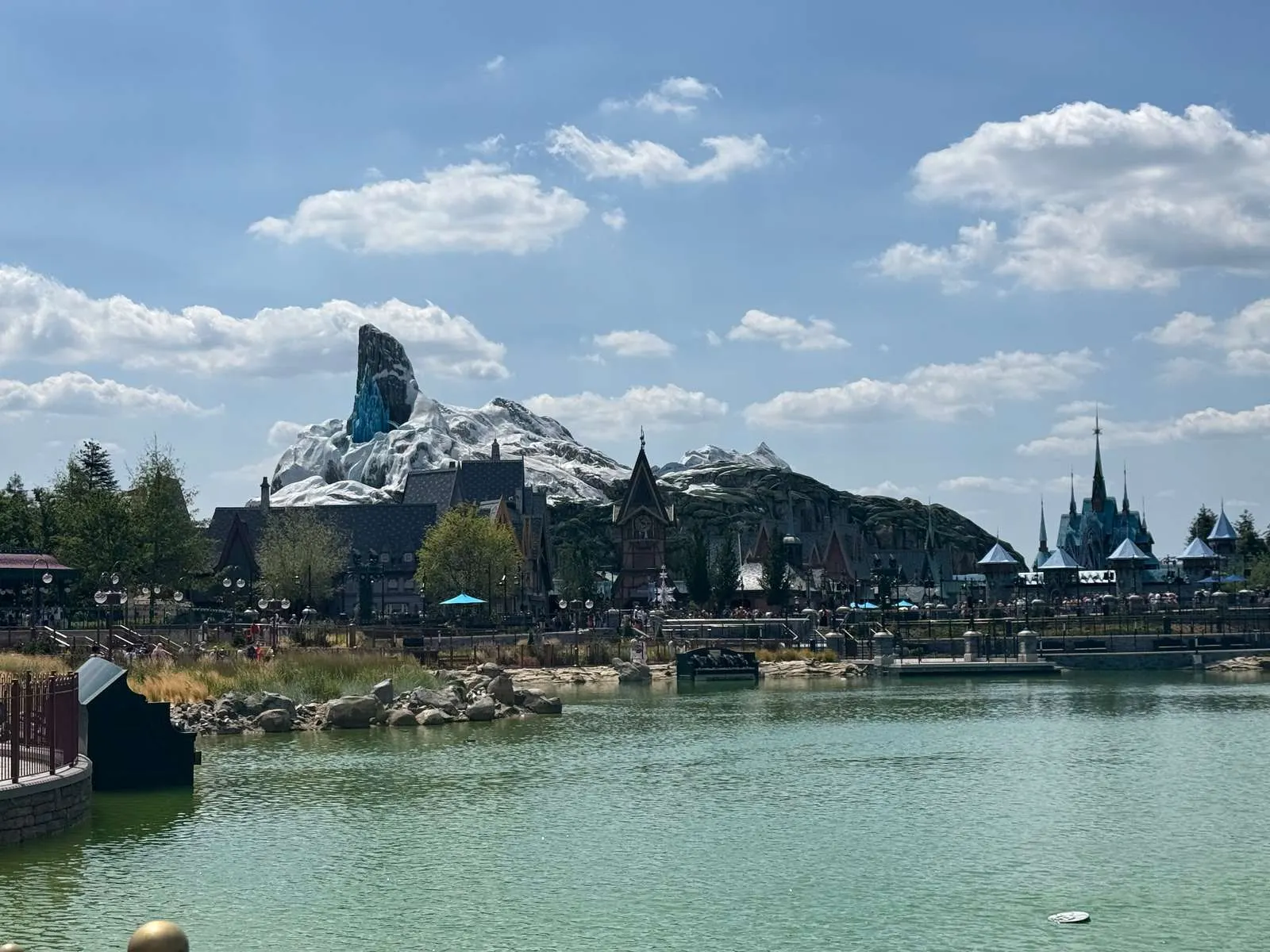 De besneeuwde Noordberg boven het dorp van World of Frozen in Disneyland Parijs