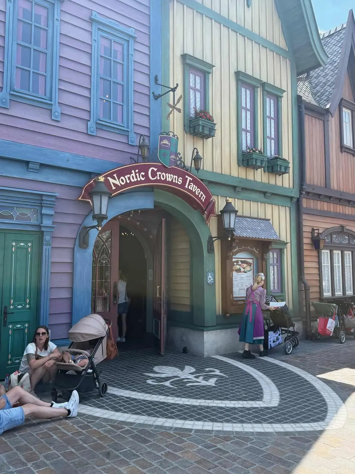 De charmante ingang van de Nordic Crowns Tavern in World of Frozen