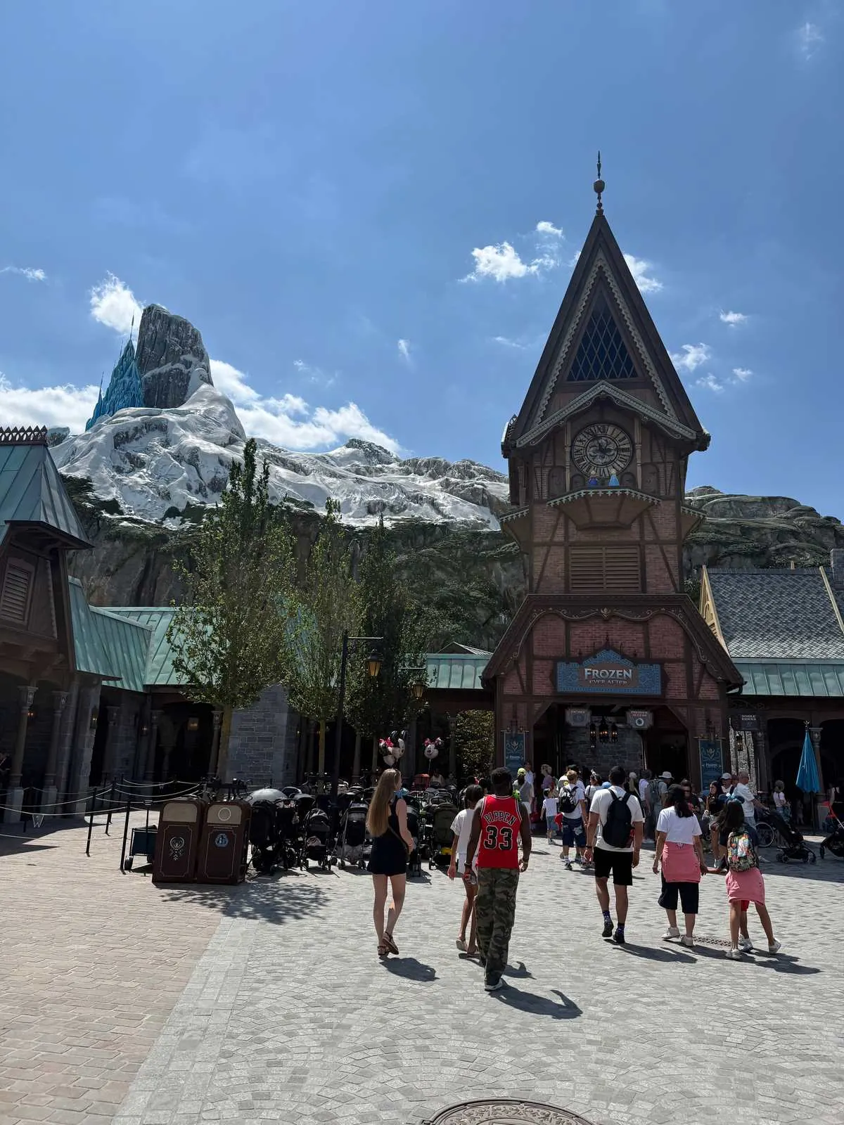 De ingang van de attractie Frozen Ever After met de Noordberg op de achtergrond