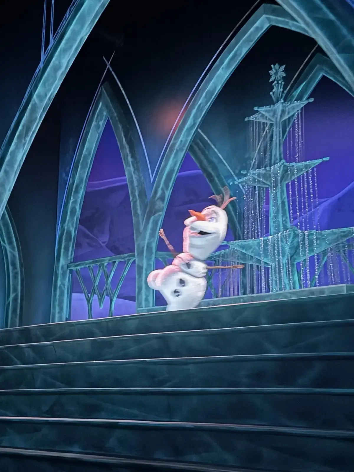 Olaf als Audio-Animatronic in het ijspaleis tijdens de bootrit Frozen Ever After
